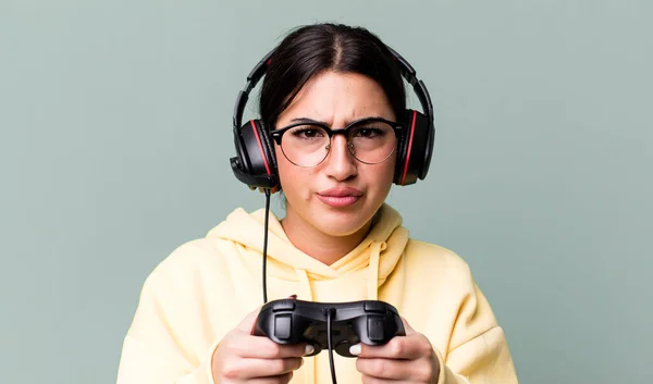Pretty Hispanic Woman Gaming Gamer Headset Control Concept — ストック写真