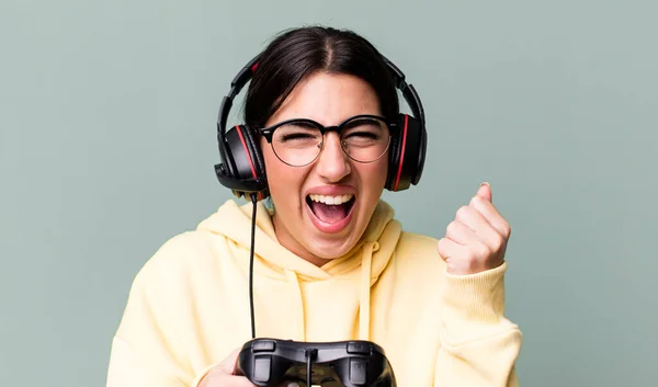 Pretty Hispanic Woman Gaming Gamer Headset Control Concept — Foto Stock