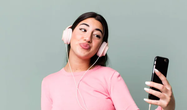Pretty Hismanic Woman Listening Music Dancing — Zdjęcie stockowe