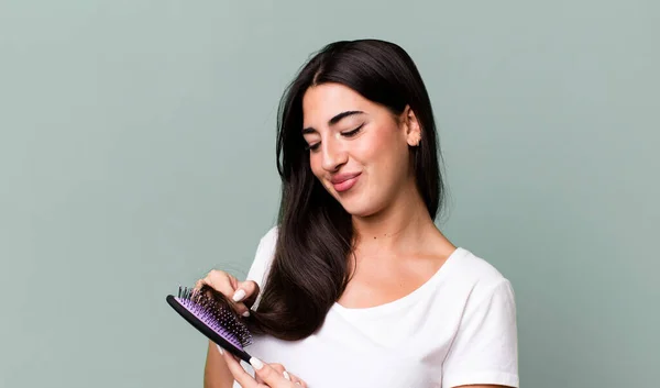 Pretty Hispanic Woman Using Hair Comb — Stock Photo, Image