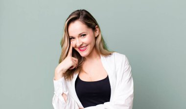 Sana göz kulak olmak, güvenmemek, izlemek, tetikte olmak ve tetikte olmak.