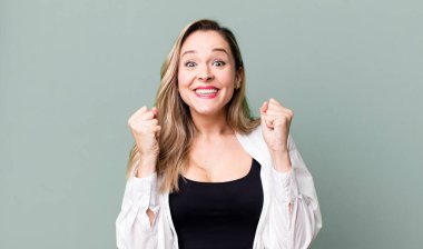 Şok oldum, heyecanlandım ve mutluyum, gülüyorum ve başarıyı kutluyorum,!