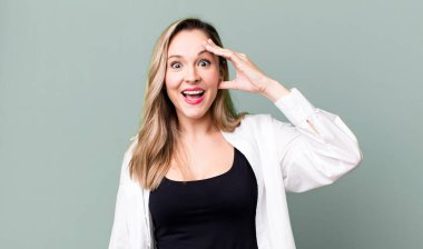 Mutlu, şaşkın ve şaşırmış görünüyor, gülümsüyor ve inanılmaz ve inanılmaz iyi haberleri fark ediyor.