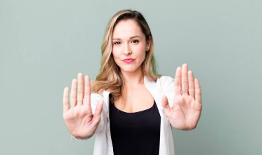 Ciddi görünüyor, mutsuz, kızgın ve hoşnutsuz giriş ya da her iki avuçta da dur demek