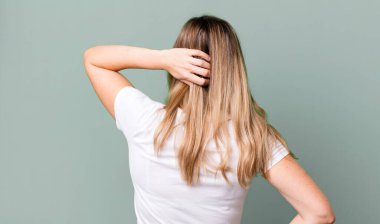 Düşünen ya da şüphe duyan, kafasını kaşıyan, kafası karışmış ve kafası karışmış hisseden, arka ya da arka plan