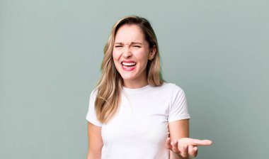 Kızgın, sinirli ve hayal kırıklığına uğramış görünüyorsun. Senin neyin var? 