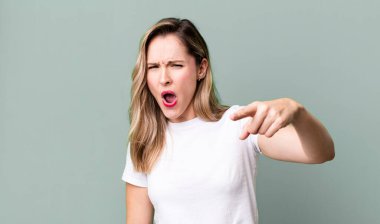 Kızgın ve agresif bir ifadeyle kameraya çevrilmiş kızgın, çılgın bir patrona benziyor.