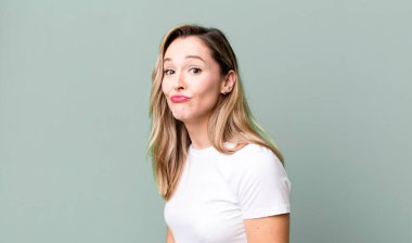 Aptal, çılgın, şaşırmış bir ifadeyle, yanakları şişmiş, içi doldurulmuş, şişman ve yemekle dolu.