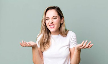 Aptal ve kafası karışık hissediyorum, hangi seçeneği seçeceğimden emin değilim, merak ediyorum.