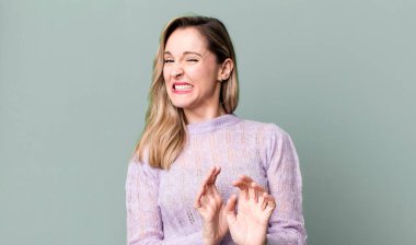 İğrenç, kokan ya da kokan bir şeyden uzak durmak iğrenç ve mide bulandırıcı geliyor.