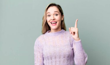 Bir fikri fark ettikten sonra mutlu ve heyecanlı bir dahi gibi hissetmek, neşeli bir şekilde parmak kaldırmak, eureka!