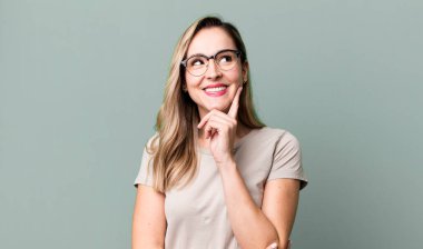 Gülümseyerek mutlu ve hayal kurarak ya da şüphe duyarak, yan tarafa bakarak