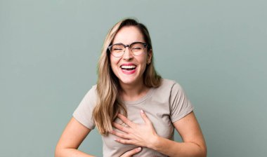 Komik bir şakaya yüksek sesle gülmek, mutlu ve neşeli hissetmek, eğlenmek.