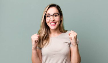 Şok oldum, heyecanlandım ve mutluyum, gülüyorum ve başarıyı kutluyorum,!