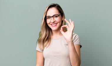 Mutlu, rahat ve tatmin olmuş hissediyorum. Onayını iyi bir hareketle gösteriyorum. Gülümsüyorum.