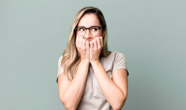 Endişeli, endişeli, stresli ve korkmuş görünüyor, tırnaklarını yiyor ve yanal kopya alanı arıyor.