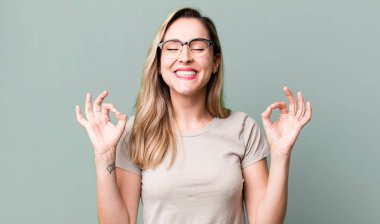 odaklanmış ve meditasyon yapan, tatmin olmuş ve rahatlamış hisseden, düşünen ya da bir seçim yapan