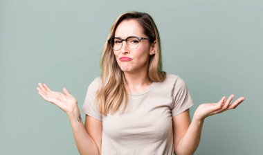 Şaşırmış, kafası karışmış ve stresli görünüyor, farklı seçenekler arasında merak ediyor, kararsız hissediyor.