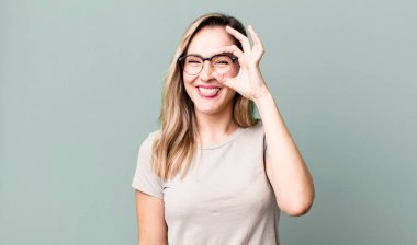 Komik yüzle mutlu bir şekilde gülümsüyor, şaka yapıyor ve gözetleme deliğinden bakıyor, sırları gözetliyor.