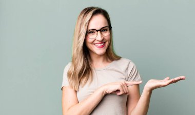 Gülümseyen, mutlu hisseden, tasasız ve memnun olan, fotokopi alanındaki konsepte ya da fikre işaret eden