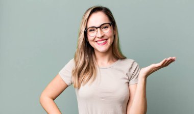 Gülümseyen, kendinden emin, başarılı ve mutlu hisseden, fotokopi alanında konsept veya fikir gösteren