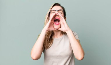 Mutlu, heyecanlı ve pozitifim. Ellerim ağzımın kenarındayken bağırıyorum.