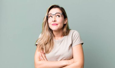 Omuz silkmek, kafası karışık ve kararsız hissetmek, kolları çapraz ve şaşkın bir bakış ile şüpheye düşmek