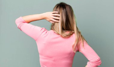 Düşünen ya da şüphe duyan, kafasını kaşıyan, kafası karışmış ve kafası karışmış hisseden, arka ya da arka plan