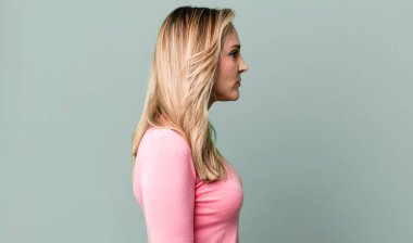 Profil görünümünde ilerideki boşluğu kopyalamak, düşünmek, hayal etmek veya hayal kurmak