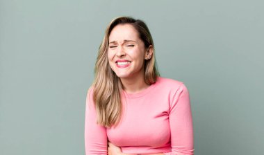 Endişeli, hasta, hasta ve mutsuz hissediyorum. Ağrılı bir mide ağrısı ya da grip.