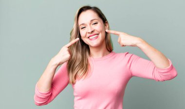 Kendine güvenen gülümseme, geniş gülümseme, pozitif, rahat, tatmin olmuş tavır.