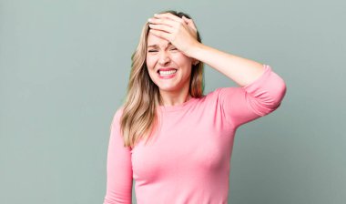 Unutulmuş bir süre için paniklemek, stresli hissetmek, bir pisliği örtbas etmek ya da hata yapmak.