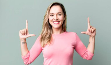 Gülümsemeyi çerçevelemek ya da özetlemek, iki elinle, pozitif ve mutlu görünmek, sağlık kavramı