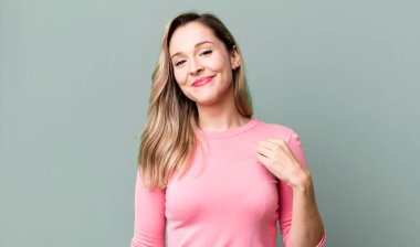 Kibirli, başarılı, pozitif ve gururlu görünüyor, kendini gösteriyor.