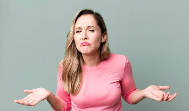 Aptal ve kafası karışık hissediyorum, hiçbir fikrim yok, aptal ya da aptal bir bakışla kafam karıştı.