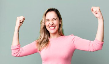 Zaferle bağırmak, heyecanlı, mutlu ve şaşırmış gibi görünmek, kutlama yapmak,