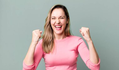 Mutlu, şaşkın ve gururlu hissediyorum, bağırıyorum ve başarıyı büyük bir gülümsemeyle kutluyorum.