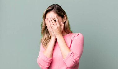 Korkuyor ya da utanıyor, dikizliyor ya da ellerle yarı kapalı gözlerle gözetliyor.