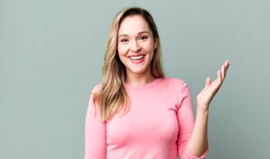 Mutlu, şaşkın ve neşeli hissetmek, olumlu bir tavırla gülümsemek, bir çözüm ya da fikir gerçekleştirmek.