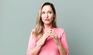 Entrikalar, komplolar, hilekârlıklar, aldatmalar, kurnazlıklar ve ihanetler.