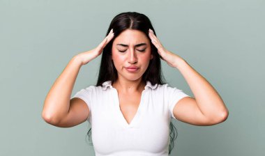 Yoğunlaşmış, düşünceli ve ilham verici, beyin fırtınası ve hayal gücü.