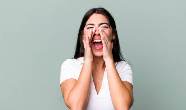 Mutlu, heyecanlı ve pozitifim. Ellerim ağzımın kenarındayken bağırıyorum.