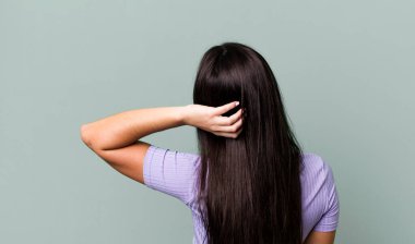 Düşünen ya da şüphe duyan, kafasını kaşıyan, kafası karışmış ve kafası karışmış hisseden, arka ya da arka plan