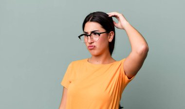 Şaşkın ve şaşkın hissediyorum, başımı kaşıyorum ve yan tarafa bakıyorum.