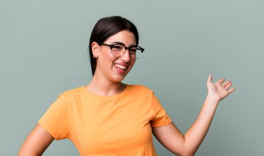 Mutlu ve neşeli hissediyorum, gülümsüyorum ve hoş karşılıyorum, seni dostça bir jestle içeri davet ediyorum.