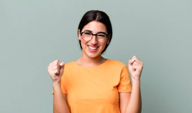 Şok oldum, heyecanlandım ve mutluyum, gülüyorum ve başarıyı kutluyorum,!