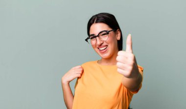 Gururlu, tasasız, kendine güvenen ve mutlu, olumlu gülümseyen.