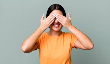 Gülümsüyor ve mutlu hissediyorum, iki elimle gözlerimi kapatıyorum ve inanılmaz bir sürpriz bekliyorum.