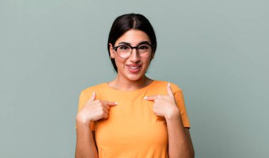 Mutlu, şaşkın ve gururlu hissediyorum. Heyecanlı ve şaşkın bir bakışla kendimi gösteriyorum.