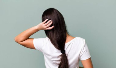 Düşünen ya da şüphe duyan, kafasını kaşıyan, kafası karışmış ve kafası karışmış hisseden, arka ya da arka plan